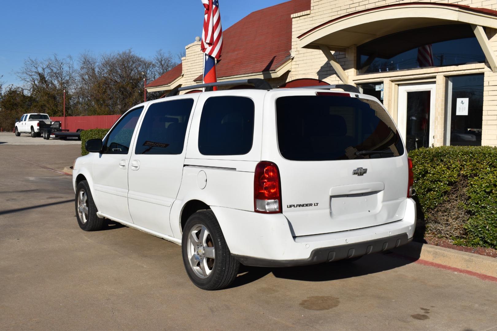 2007 White /Gray Chevrolet Uplander LT Ext. 1LT (1GNDV33157D) with an 3.9L V6 DOHC 24V engine, 4-Speed Automatic Overdrive transmission, located at 5925 E. BELKNAP ST., HALTOM CITY, TX, 76117, (817) 834-4222, 32.803799, -97.259003 - Photo#2